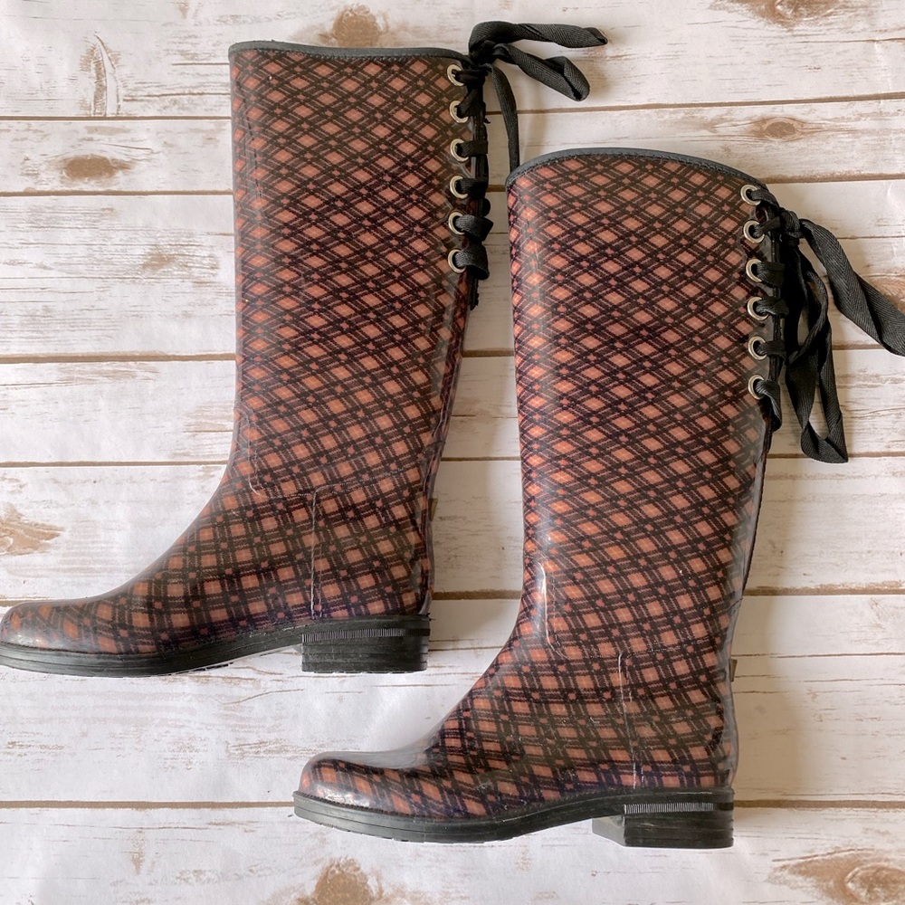 Lace-up Rainboot. Size5, but really a size 6. (Ran larger) Pink/blue/black.